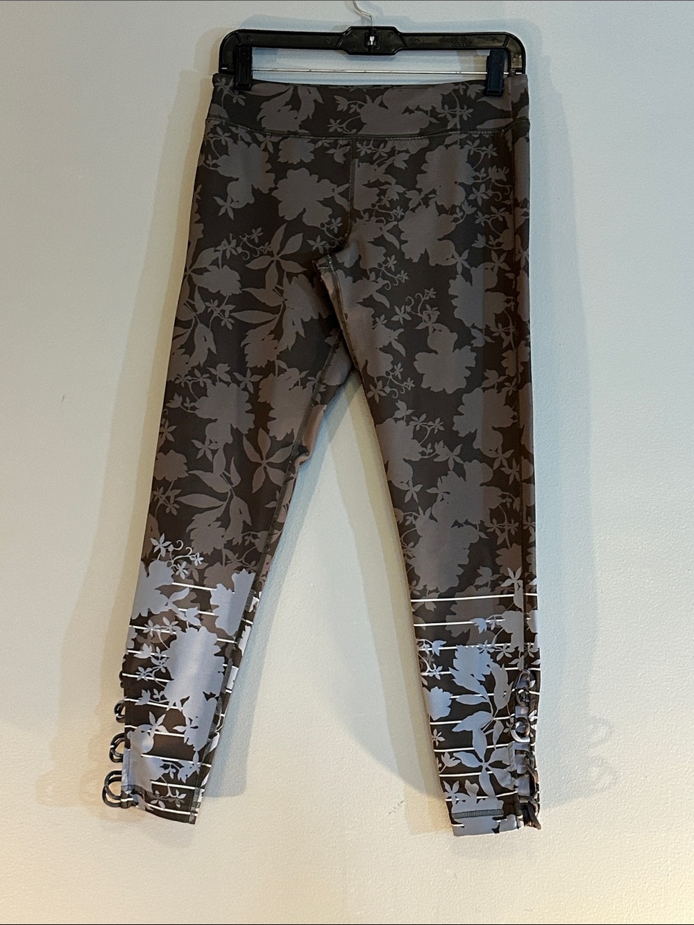 EUC Pure Good leggings floral print green, blue white size medium